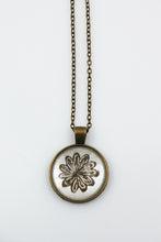 Ladda upp bild till gallerivisning, Goldflower Necklace White Large
