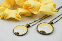 Ladda upp bild till gallerivisning, Wildflower Necklace Light Yellow Large
