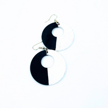 Ladda upp bild till gallerivisning, Wood Earring Loop White/black
