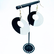 Ladda upp bild till gallerivisning, Wood Earring Loop White/black
