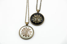 Ladda upp bild till gallerivisning, Goldflower Necklace White Medium
