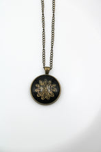 Ladda upp bild till gallerivisning, Goldflower Necklace Black Large
