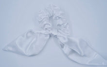 Ladda upp bild till gallerivisning, Bow scrunchie white
