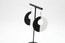 Ladda upp bild till gallerivisning, Wood Earring Loop White/black
