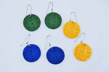 Ladda upp bild till gallerivisning, Clay dot Earring Autumn green
