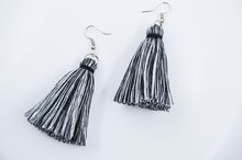 Ladda upp bild till gallerivisning, Tassel black/ white
