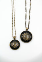 Ladda upp bild till gallerivisning, Goldflower Necklace Black Large
