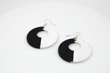 Ladda upp bild till gallerivisning, Wood Earring Loop White/black
