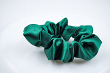 Ladda upp bild till gallerivisning, Scrunchie, Forest green satin
