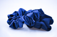 Ladda upp bild till gallerivisning, Scrunchie, Marinblue satin
