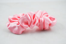 Ladda upp bild till gallerivisning, Scrunchie Pastel Pink Satin
