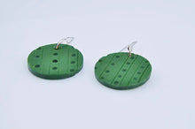 Ladda upp bild till gallerivisning, Clay dot Earring Autumn green
