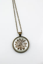 Ladda upp bild till gallerivisning, Goldflower Necklace White Medium
