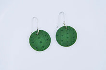 Ladda upp bild till gallerivisning, Clay dot Earring Autumn green
